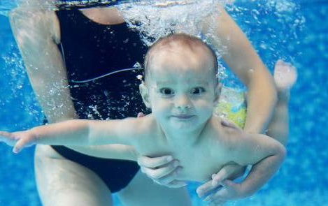 新生宝宝游泳好处多，既能锻炼身体还能提高智力